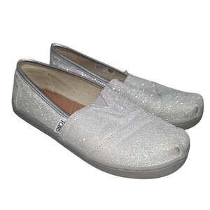 TOMS Silver Metallic Flats, Size Youth 4